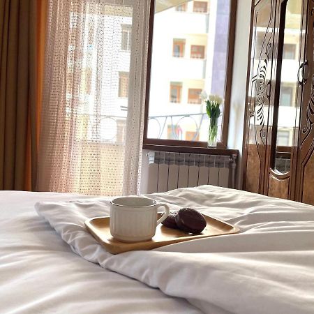 Superior Apt. With Balcony On Aram Street Apartment Yerevan Ngoại thất bức ảnh