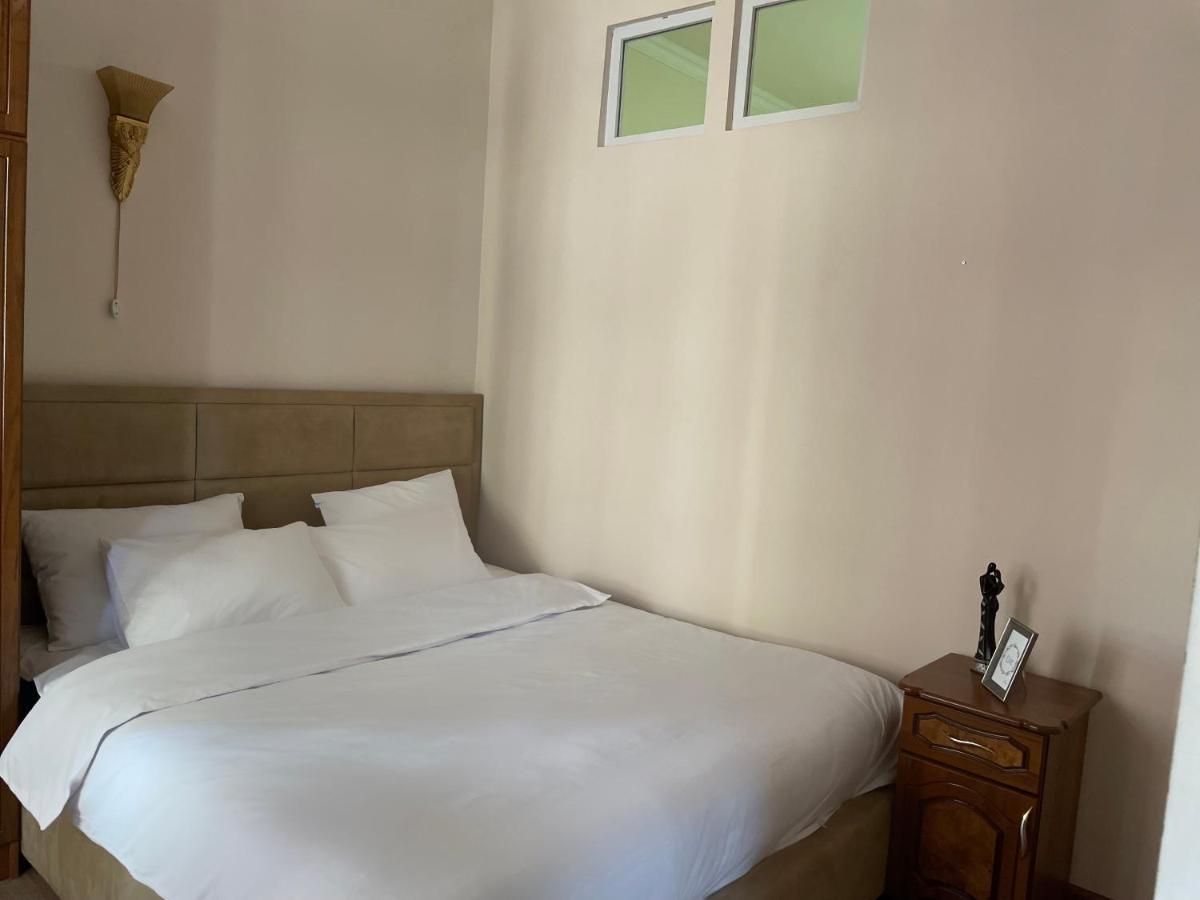 Superior Apt. With Balcony On Aram Street Apartment Yerevan Ngoại thất bức ảnh