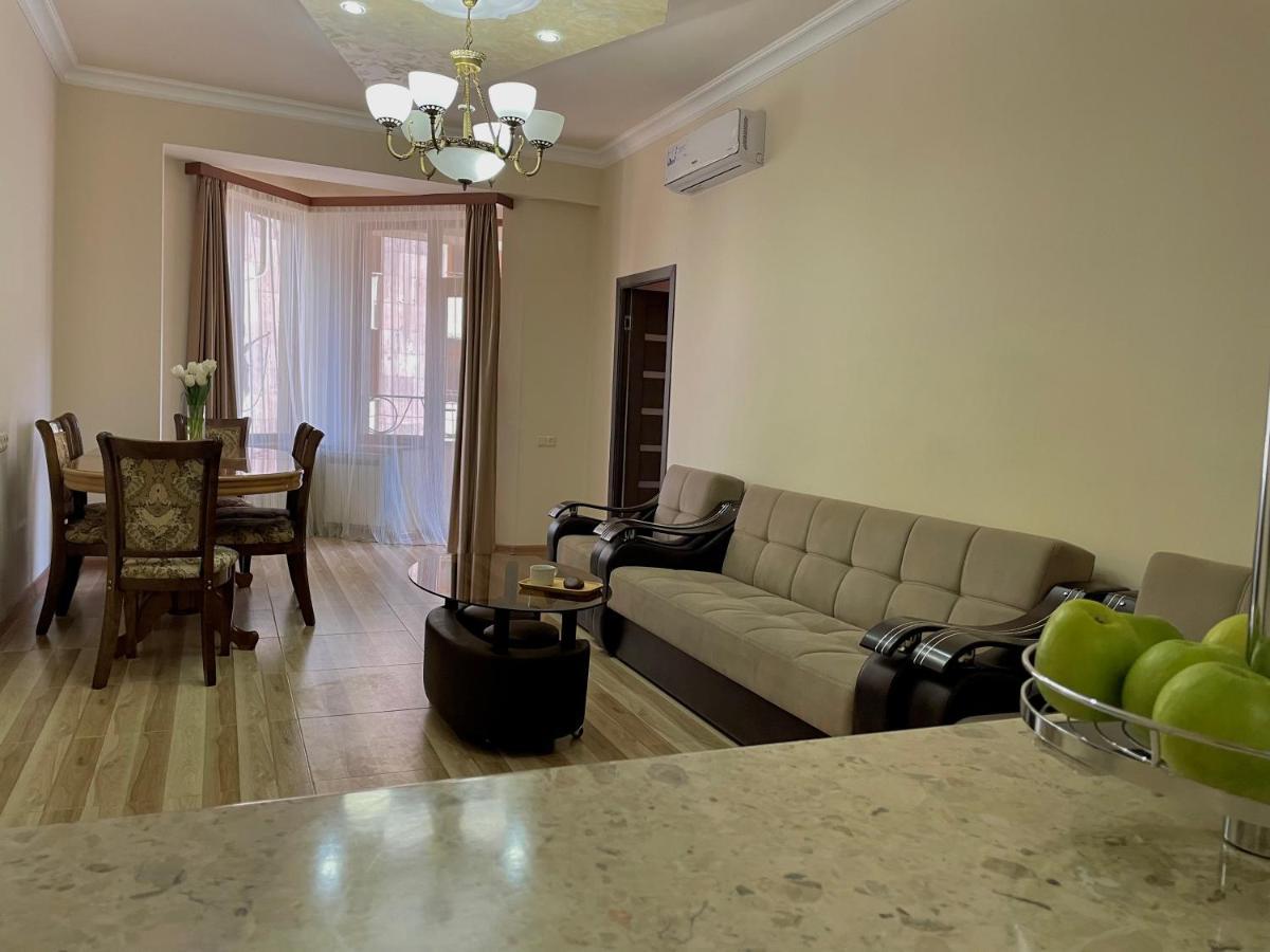 Superior Apt. With Balcony On Aram Street Apartment Yerevan Ngoại thất bức ảnh