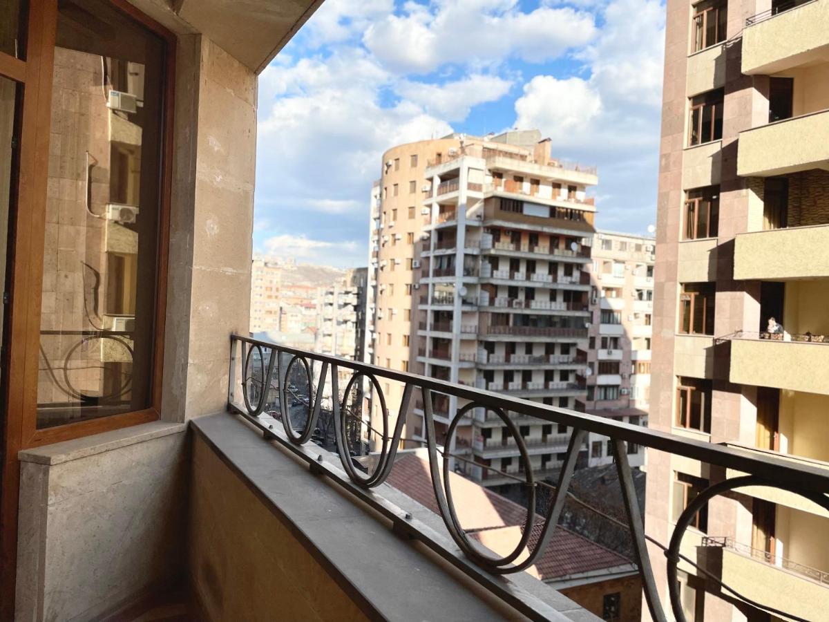 Superior Apt. With Balcony On Aram Street Apartment Yerevan Ngoại thất bức ảnh